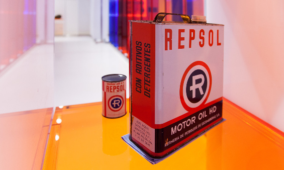 Un antiguo bidón de gasolina de Repsol