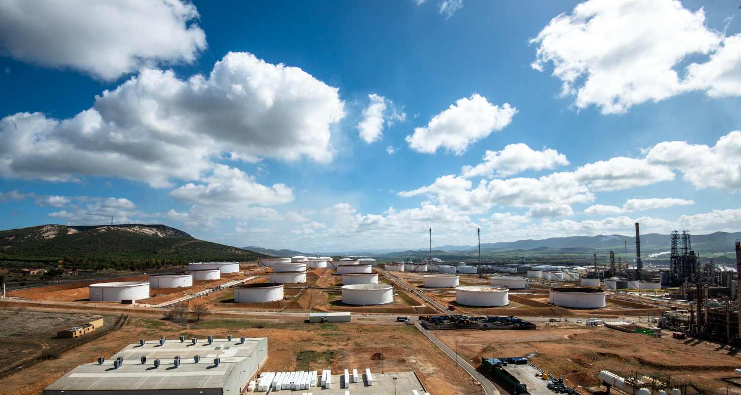 Tanques en la refinería de Puertollano