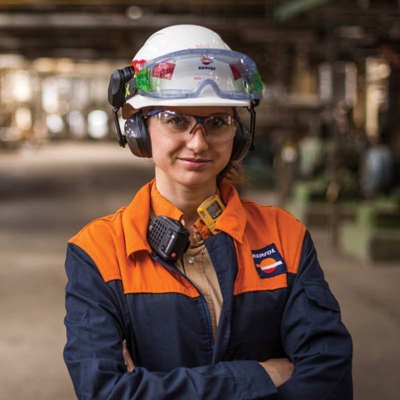 Mujer posando en una refinería